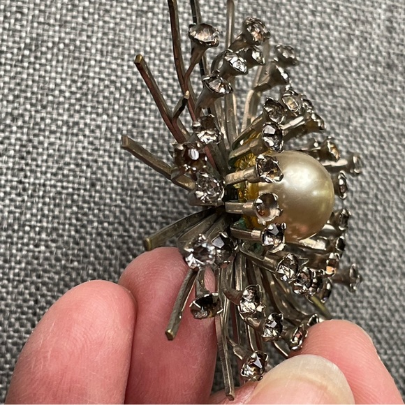 Vintage mid century Starburst Brooch with Central Pearl. 1960’s Metal Brutalist - Picture 6 of 7